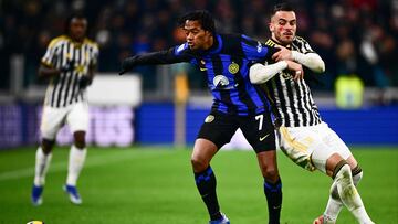 Inter Milan's Colombian midfielder #07 Juan Cuadrado (L) fights for the ball with Juventus' Serbian midfielder #11 Filip Kostic during  the Italian Serie A football match Juventus vs Inter Milan at the Allianz Stadium in Turin, on November 26, 2023. (Photo by MARCO BERTORELLO / AFP)