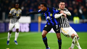 Inter Milan's Colombian midfielder #07 Juan Cuadrado (L) fights for the ball with Juventus' Serbian midfielder #11 Filip Kostic during  the Italian Serie A football match Juventus vs Inter Milan at the Allianz Stadium in Turin, on November 26, 2023. (Photo by MARCO BERTORELLO / AFP)