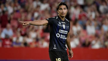 Independiente del Valle's Bolivian midfielder Marcelo Moreno Martins reacts after missing scoring a goal from the penalty spot during the Club Challenge match between Sevilla FC and Independiente del Valle in Seville on July 19, 2023. The Club Challenge football match pits the UEFA Europa League winners Seville against CONMEBOL Recupa Sudamericana winners Ecuador's Independiente del Valle. (Photo by CRISTINA QUICLER / AFP)