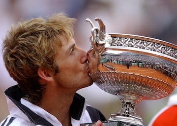 Antes de que Nadal opacara a todos, Juan Carlos Ferrero fue la última gran referencia del tenis español. Campeón de Roland Garros en 2003, el 8 de septiembre de ese año se convirtió en el segundo número uno de la historia de la Armada, estatus que conseguiría mantener hasta noviembre.