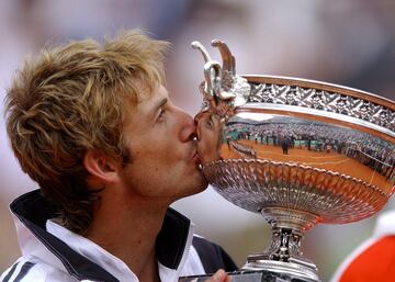 Antes de que Nadal opacara a todos, Juan Carlos Ferrero fue la última gran referencia del tenis español. Campeón de Roland Garros en 2003, el 8 de septiembre de ese año se convirtió en el segundo número uno de la historia de la Armada, estatus que conseguiría mantener hasta noviembre.