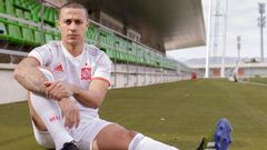 Liverpool and Spain midfielder Thiago Alcántara speaks to AS
