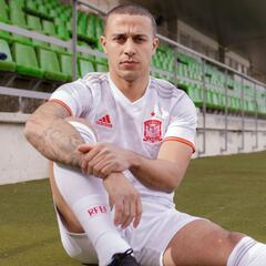 Liverpool and Spain midfielder Thiago Alcántara speaks to AS