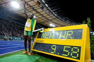 Hablar de récords es hablar de Usain Bolt, el hombre más veloz de la historia. Su dominio en el atletismo de velocidad fue incuestionable a partir de 2008. Atesora ocho oros olímpicos y 11 mundiales, además de récords en los 100 y 200 metros de ambos campeonatos.
Pero, sin duda, su gran récord o, al menos, el que parece insuperable hasta para él, son esos 9,58 segundos que tardó en recorrer 100 metros. Muchos han bajado de los 10 segundos, unos pocos, de los 9,85”. Solo él de los 9,60”. Yohan Blake y Tyson Gay estuvieron cerca (9,69”), pero nadie es más rápido que el relámpago. Usain St. Leo Bolt.