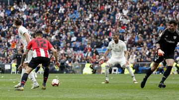 El jugador del Real Madrid Benzema marca el 3-0 al Athletic Club. 