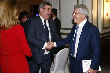 Miguel Cardenal, presidente del Consejo Superior de Deportes entre 2012 y 2016, saluda a Enrique Cerezo, presidente del Atlético de Madrid, que hoy estará en Brujas acompañando a su equipo.