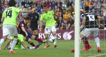 Jornada 28. BARCELONA-OSASUNA
El 4-0 supuso el gol número 370 en la carrera de Messi, convirtiéndolo en el máximo goleador azulgrana.
