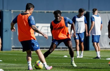 Lumor, en un entrenamiento del Málaga.