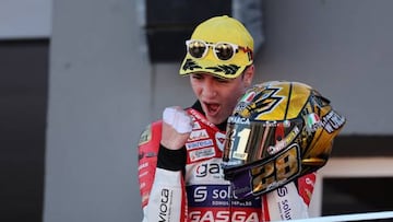 Gaviota GASGAS Aspar Team Spanish rider Izan Guevara celebrates on the podium after winning the Moto3 Valencia MotoGP race at the Ricardo Tormo racetrack in Cheste, near Valencia, on November 6, 2022. (Photo by JOSE JORDAN / AFP) (Photo by JOSE JORDAN/AFP via Getty Images)