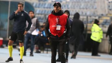 El entrenador de LDU Quito, Luis Zubeldia, es fotografiado durante el partido de Copa Conmebol Sudamericana contra Magallanes disputado en el estadio El Teniente de Rancagua.