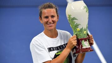 Victoria Azarenka posa con el trofeo de campeona del Western &amp; Southern Open 2020 en el USTA Billie Jean King National Tennis Center de Nueva York.