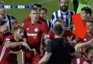 El piscinazo de un ex del Sevilla fingiendo agresión del árbitro que escandaliza a Grecia