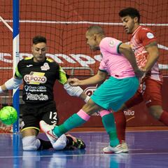 El Barça somete a ElPozo con su pegada y se aleja del descenso