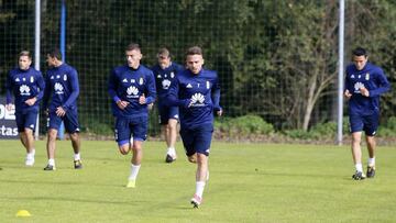 Aaron Ñíguez durante un entrenamiento con el Real Oviedo.