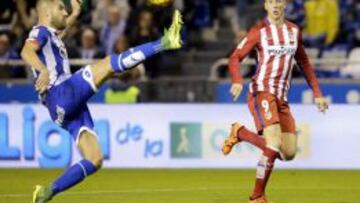 Lopo despeja ante la mirada de Fernando Torres. 
