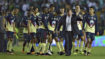 Los jugadores americanistas, así como el técnico Miguel Herrera, alegaron que en el gol que le dio la victoria a La Fiera había dos balones en el campo.