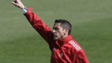 <b>REVOLUCIÓN EN VALENCIA. </b>Manolo Jiménez da órdenes durante el entrenamiento de ayer.