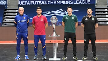 Entrenadores y jugadores de Bar&ccedil;a y Sporting posan junto al trofeo de campe&oacute;n de Champions League.