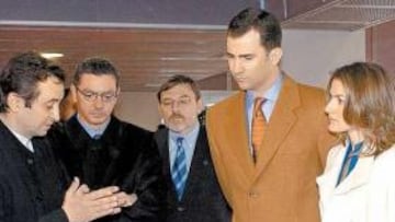 <b>EXPLICACIONES. </b>El arquitecto Enrique Hermoso explica las características del Palacio a los Príncipes, Ruiz-Gallardón y Lissavetzky.