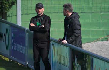 José Alberto, entrenador, y Mikel Martija, director deportivo del Racing, en La Albericia.