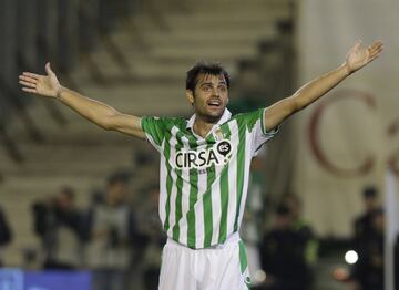 El cordobés llegó al Betis en 2010 y estuvo en el conjunto verdiblanco hasta el 2013 cuando fichó por el Villarreal. Posteriormente llegó al Rayo Vallecano donde estuvo 4 años. 