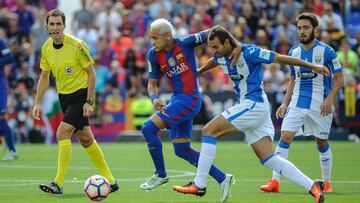 Neymar pugna con V&iacute;ctor D&iacute;az.