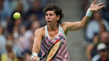 Carla Su&aacute;rez devuelve una bola ante Madison Keys durante los cuartos de final del US Open en el USTA Billie Jean King National Tennis Center de New York.