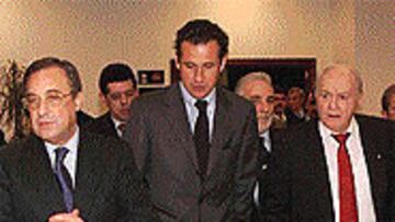 Di Stéfano y Valdano junto al presidente.