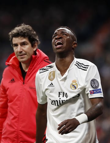 Apenas 4 minutos después, también Vinicius se tiró al suelo sin poder continuar. Fue sustituido por Marco Asensio.