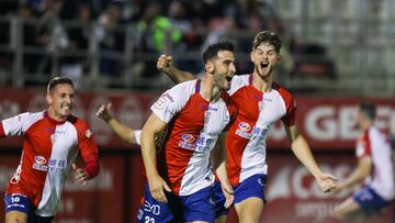 Albarrán celebra su gol. Elejalde y Van Rijn acuden a felicitarle.