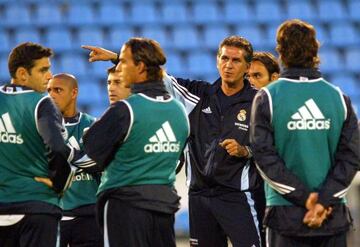 Carlos Queiroz da instrucciones a los jugadores del Real Madrid.