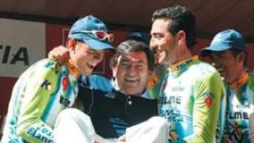 <b>CELEBRACIÓN.</b> Valverde y Pascual Rodríguez mantean a Vicente Belda.