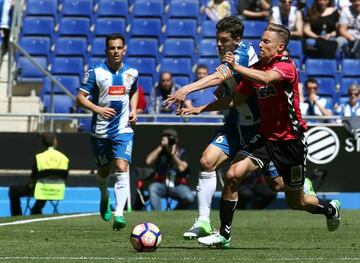 Llorente (right) in action in Alavés' LaLiga clash with Espanyol at the weekend.