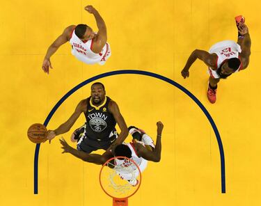 Kevin Durant, luchando contra Capela en la llave. Tuvo 27 puntos y 12 rebotes, uno de los dos doble-doble que tuvo Golden State en el partido.