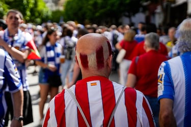 Imágenes de las aficiones del Atlético de Madrid y Real Sociedad en las calles de Sevilla a horas de disputarse la Final de la Copa del Rey.