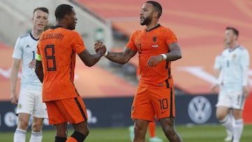 Wijnaldum y Depay se felicitan en el Holanda-Escocia.