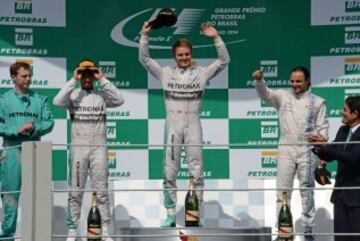 El piloto de Fórmula Uno Nico Rosberg celebrando su victoria en el  Gran Premio de Brasil 