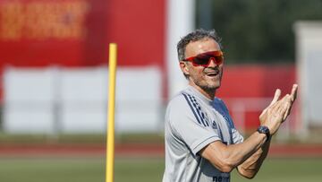 Luis Enrique aplaude a sus jugadores durante la sesi&oacute;n de entrenamiento del martes 8 de junio de 2021