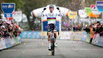 Mathieu Van der Poel celebra un triunfo de etapa.