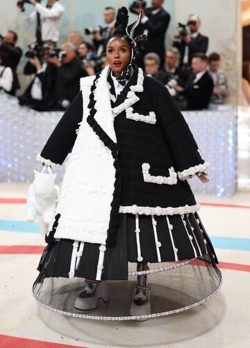 Janelle Monae con un diseño de Thom Browne.