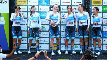 Las ciclistas del Trek celebran su victoria en el podio de la primera etapa de La Vuelta.