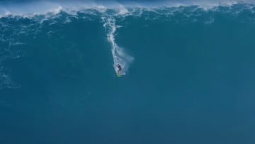 Ty-Simpson Kane surfeando una ola gigante en Jaws, Hawái.