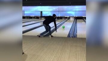 Saúl goes bowling... and he's a crack shot!
