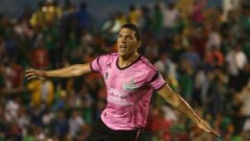 Isaac D&iacute;az celebra el gol ante Santos. Fue su quinta conquista en M&eacute;xico. 