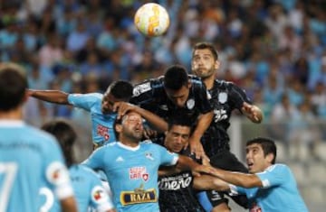 Racing le gana 2-0 sobre el final a Sporting en Lima