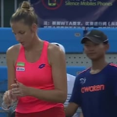 Pliskova: mete el dedo en un ventilador, se corta y abandona