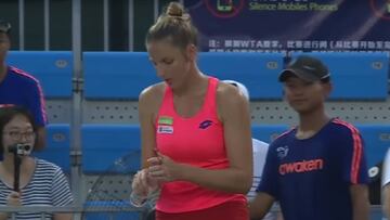 Pliskova: mete el dedo en un ventilador, se corta y abandona