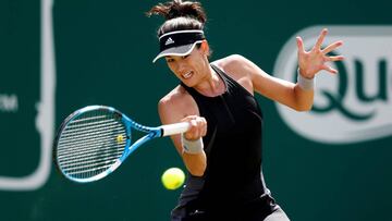 Garbi&ntilde;e Muguruza devuelve una bola anye Barbora Strycova durante su partido en el Nature Valley Classic de Birmingham.