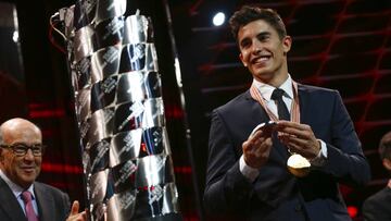 M¨¢rquez junto al trofeo de MotogP y Ezpeleta, CEO de Dorna.
