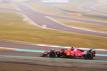 Lewis Hamilton conduciendo el F1-75 de 2022 en el Circuito de Fiorano.